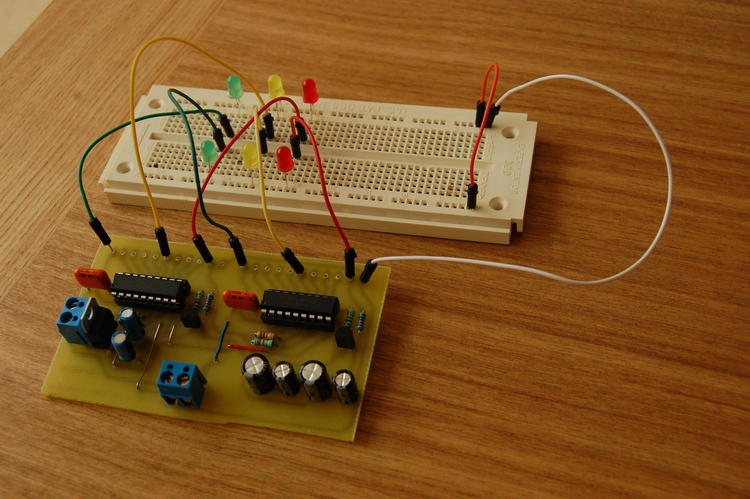 7 Test wires connect the PCB to a small breadboard, which is populated with 2x a green, yellow and red LED
